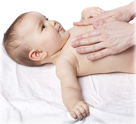 Babymassage - ein Kleinkind wird massiert